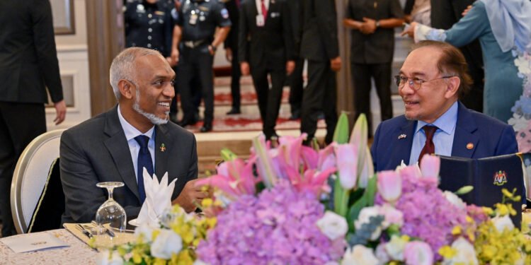 މެލޭޝިއާގެ ބޮޑުވަޒީރު ދެއްވި ފަރިއްކޮޅެއްގައި ރައީސް ބައިވެރިވެ ވަޑައިގެންފި