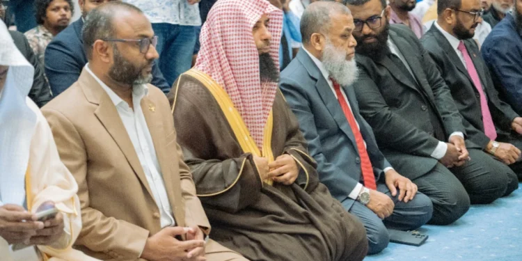 މަސްޖިދުއްނަބަވީގެ އިމާމު ޝައިހް ޑރ. ސަލާހުލް ބުދައިރު މިރޭގެ މަޤްރިބް އަދި އިޝާ ނަމާދު އިމާމްވެ ކުރައްވައިފި