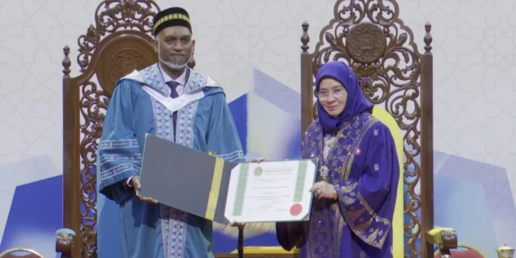 އައި.އައި.ޔޫ.އެމް އިން ރައީސް އަށް އޮނޮރަރީ ޑޮކްޓަރޭޓްކަން އަރުވައިފި