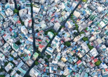 ގެއެއްގެ ފުރާޅު މައްޗަށް މީހަކު ވެއްޓިއްޖެ