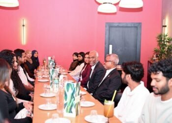 ލިވަޕޫލްގައި ދިރިއުޅޭ ދިވެހި ދަރިވަރުންނާއި ރައީސް ޑރ. މުއިއްޒު ބައްދަލު ކުރައްވައިފި