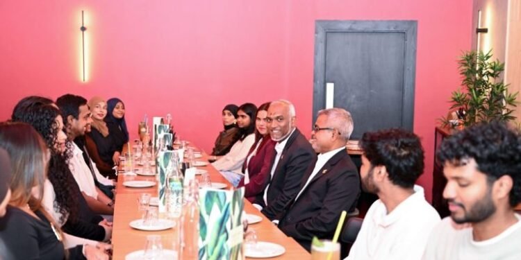 ލިވަޕޫލްގައި ދިރިއުޅޭ ދިވެހި ދަރިވަރުންނާއި ރައީސް ޑރ. މުއިއްޒު ބައްދަލު ކުރައްވައިފި