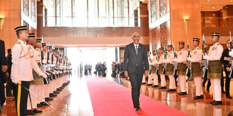 ރައީސް ޑރ. މުއިއްޒު މެލޭޝިއާއަށް ވަޑައިގެންފި