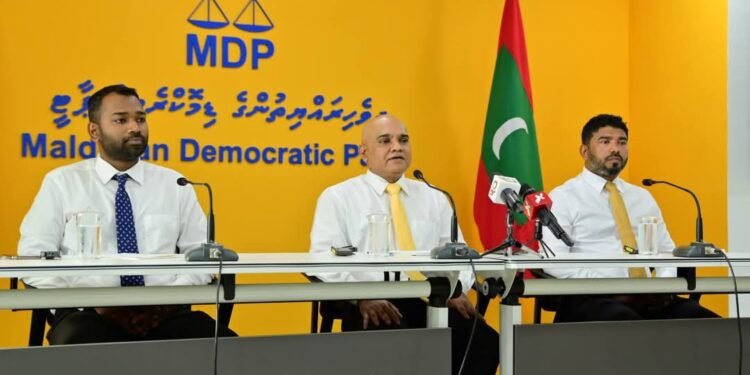 މިނިސްޓަރ އަމީން ވަގުތުން ސަސްޕެންޑް ކުރުމަށް އެމްޑީޕީން ގޮވާލައިފި