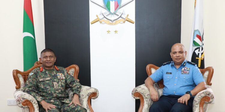 ކޮމިޝަނަރ އޮފް ޕޮލިސް އިސްމާޢީލް ނަވީން އާއި ޗީފް އޮފް ޑިފެންސް ފޯސް ބައްދަލުކުރައްވައިފި