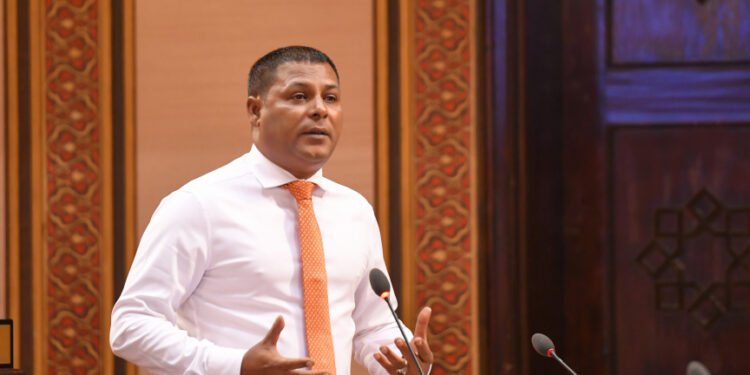 ރައީސް ޑރ.މުޢިއްޒަށް ރައްޔިތުން ރަނގަޅު މެސެޖެއް ދޭންޖެހޭ ހާލަތަށް ގައުމު އެދި ގޮވަމުން ދަނީ: މެމްބަރު އައްބާސް