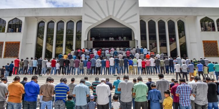 މުސްލިމުން ކާފިރު ކުރުމަކީ ޖާހިލުކަމާއި ޝަރުޢީ ހުކުމްތައް ދޭހަނުވުމާއި ޝުބުޙުތަކަށް ހެއްލުމުގެ ނަތީޖާ – ހުކުރު ޚުޠުބާ