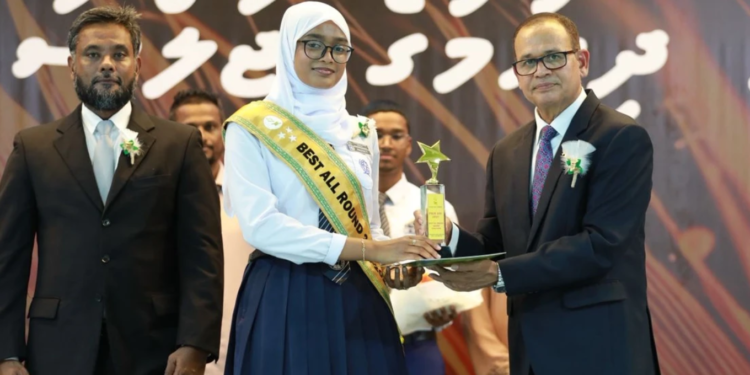 ދަރިވަރުންގެ ކުރިމަގަށް ޓަކައި ދަރިވަރުންނަށް އެދެވޭ ތަޢުލީމާއި ތަރުބިއްޔަތު ދިނުމުގައި ޖާނާއި މާލުން ޤުރުބާންވާ ބަޔަކީ ބެލެނިވެރިން – ވަޒީރު އާދަމް ޝަރީފް ޢުމަރު