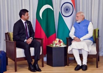 އިންޑިއާގެ ބޮޑުވަޒީރު، ނާއިބު ރައީސް އާއި ބައްދަލު ކުރައްވައިފި