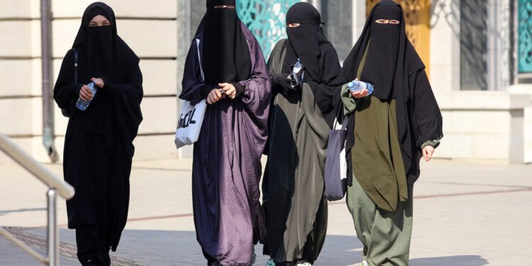 ޝަރުޢީ ދާއިރާގެ އަންހެން މުއައްޒަފުން މޫނު ބުރުގާ އެޅުން ހުއްދަކޮށްފި