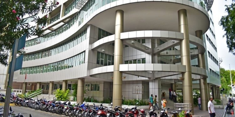 ތަކެތީގެ އަގު މައްޗަށް!  ބޮޑު މުސާރައިގެ އިންތިޒާރުގައި އެތައްހާސް މުއައްޒަފުން!