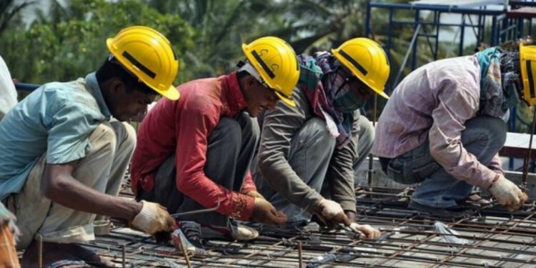 ރ.އަތޮޅުގައި ޤަވާއިދާ ޚިލާފަށް މަސައްކަތް ކުރާ ބިދޭސީން މައްސަލަ ޙައްލުކުރުމަށް މަޝްވަރާކޮށްފި