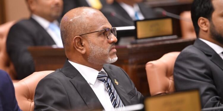 ސިގިރޭޓާއި ވޭޕް އެތެރެކުރަނީ ވަގަށް ދައުލަތަށް ލިބެން ޖެހޭ ޓެކްސް ފައިސާވަންނަނީ އެހެން ބައެއްގެ ޖީބަށް- މަޖިލީހުގެ ނާއިބު ރައީސް