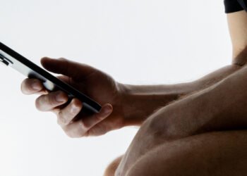 މޯބައިލް ފޯނު ހިފައިގެން ފާހާނައަށް ވަންނަނީ ކާކު؟