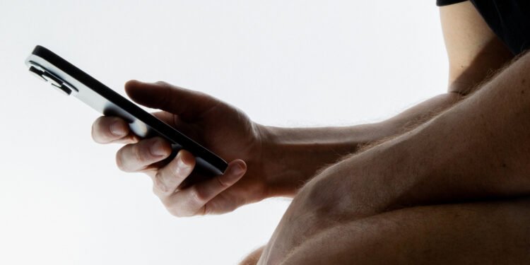 މޯބައިލް ފޯނު ހިފައިގެން ފާހާނައަށް ވަންނަނީ ކާކު؟