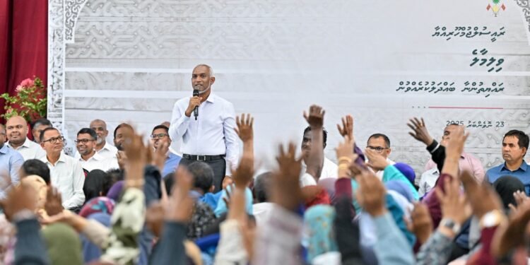 އަންގާރަ ދުވަހުގެ ރޭ ރައީސް މުޢިއްޒު މައްޗަންގޮޅީ ރައްޔިތުންނާ ބައްދަލުކުރައްވަނީ