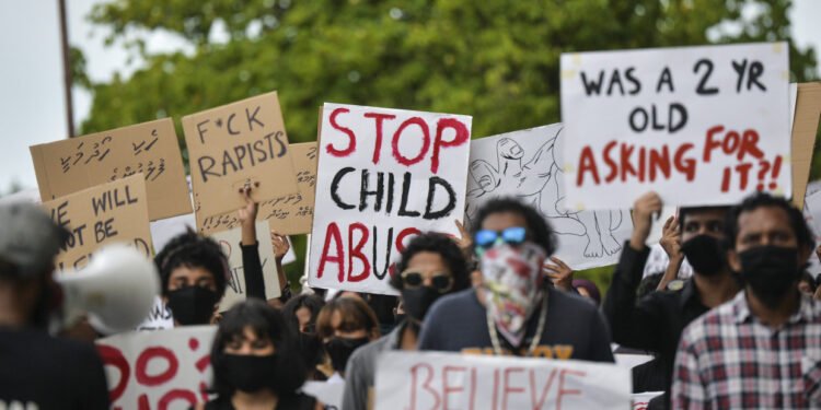 މަސްތުގެ ހާލުގައި ހުރެ މަންމަ އޭނާގެ ކުޑަ ފިރިހެން ދަރިފުޅަށް ޖިންސީ އަނިޔާކުރި މައްސަލައެއް