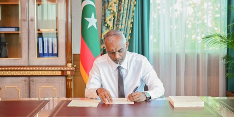 ޔުނިވަރސިޓީއެއްގެ ދަރަޖަދެވޭ އިސްލާހުގެ ބިލް ރައީސް ތަސްދީގުކުރައްވައިފި