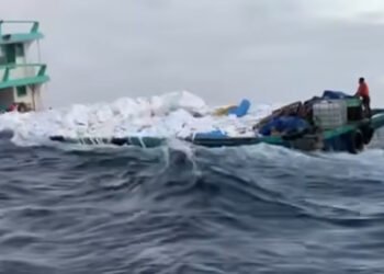 ތިން މީހުން ތިބި، މުދާ އުފުލާ ދޯންޏެއް އަޑިއަށްދާތީ ފުލުހުން ހަރަކާތްތެރިވަނީ