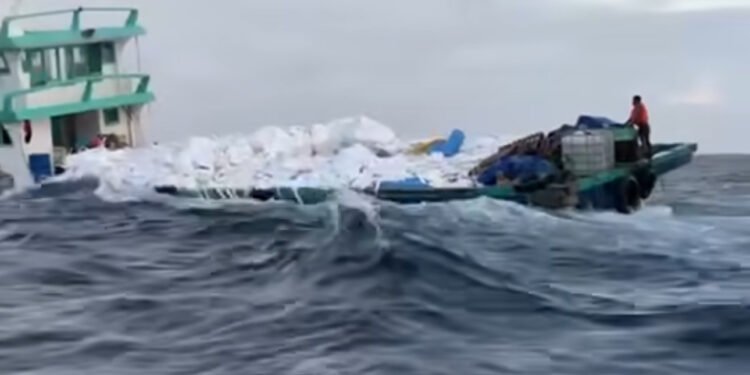 ތިން މީހުން ތިބި، މުދާ އުފުލާ ދޯންޏެއް އަޑިއަށްދާތީ ފުލުހުން ހަރަކާތްތެރިވަނީ