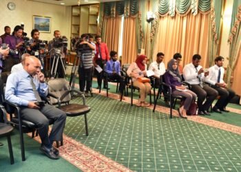 ބްރޯޑްކާސްޓަރުންނާއި ނޫސްވެރިންގެ ސުލޫކީ މިންގަނޑު އެކުލަވައިލައިފި އާންމުކޮށްފި