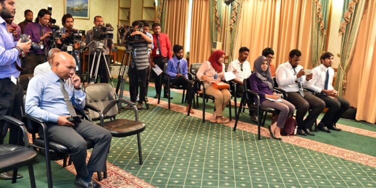 ބްރޯޑްކާސްޓަރުންނާއި ނޫސްވެރިންގެ ސުލޫކީ މިންގަނޑު އެކުލަވައިލައިފި އާންމުކޮށްފި