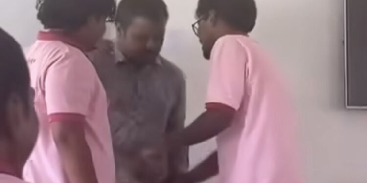 އަހުލާގު ކިޔަވައިދޭ ޕްރޮގްރާމެއް ނިންމައި މާފަށް އެދެންދެން ދަރިވަރު ސަސްޕެންޑްކޮށްފި