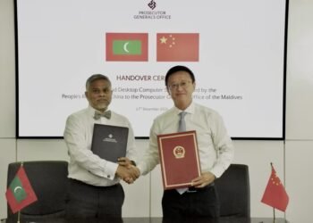 ޗައިނާ އިން ޕީޖީ އޮފީހަށް ކޮމްޕިއުޓަރުތަކެއް ހަދިޔާކޮށްފި