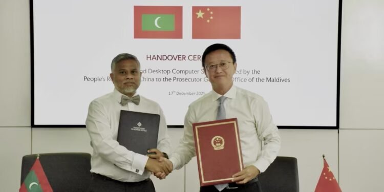 ޗައިނާ އިން ޕީޖީ އޮފީހަށް ކޮމްޕިއުޓަރުތަކެއް ހަދިޔާކޮށްފި