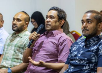 އަތްބުރި ކުރަންޖެހޭ މީހުން ތިބީ ސަރުކާރުގައި: ޔާމީން