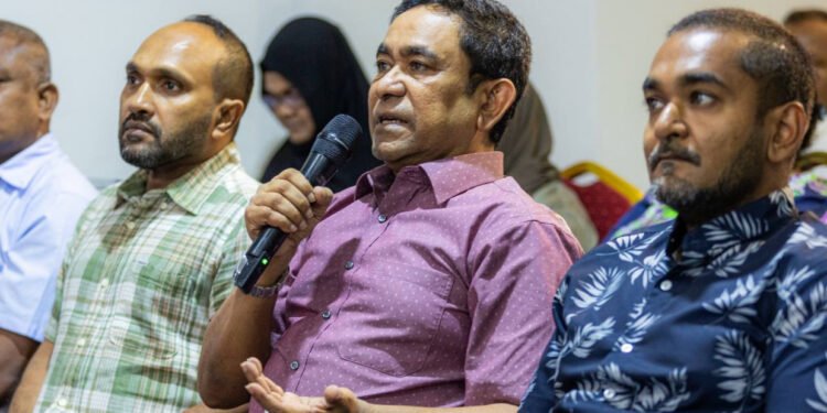 އަތްބުރި ކުރަންޖެހޭ މީހުން ތިބީ ސަރުކާރުގައި: ޔާމީން