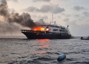 ވ. އަތޮޅު ކައިރީ އޮތް ސަފާރީއެއްގައި އަލިފާން ރޯވެ، އަނދަނީ