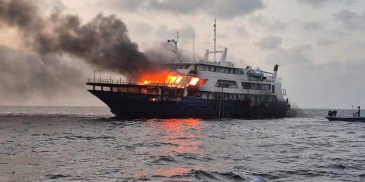 ވ. އަތޮޅު ކައިރީ އޮތް ސަފާރީއެއްގައި އަލިފާން ރޯވެ، އަނދަނީ