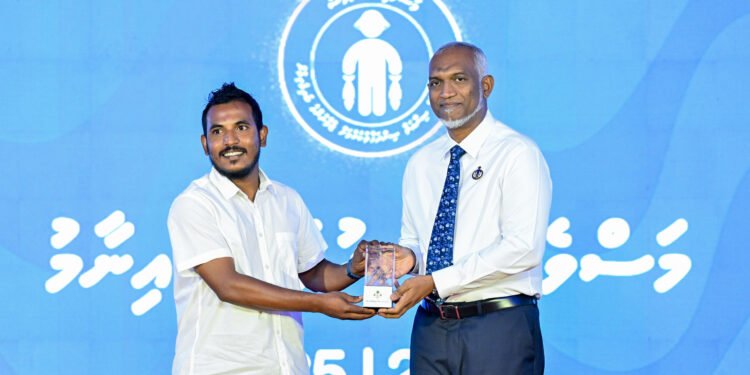 މަސްވެރިކަމުގެ ދާއިރާއަށް ޚިދުމަތް ކުރުމުގެ އިނާމު 32 ފަރާތަކަށް