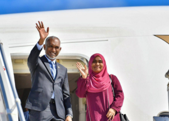 ނުރަސްމީ ދަތުރުފުޅެއްގައި ރައީސުލްޖުމްހޫރިއްޔާގެ ދެކަނބަލުން ސިންގަޕޫރަށް ފުރާވަޑައިގެންފި