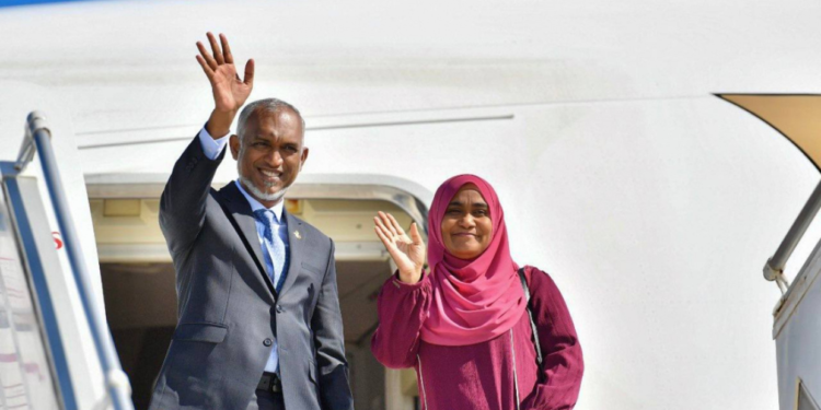 ނުރަސްމީ ދަތުރުފުޅެއްގައި ރައީސުލްޖުމްހޫރިއްޔާގެ ދެކަނބަލުން ސިންގަޕޫރަށް ފުރާވަޑައިގެންފި