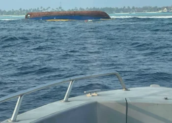 މުދާ އުފުލާ ބޯޓެއް ބަންޑުންޖަހާލައި، 2 މީހަކު ގެއްލިގެން ހޯދަނީ