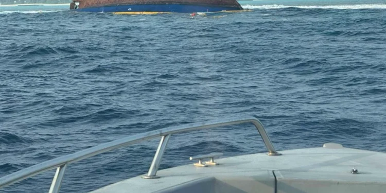 މުދާ އުފުލާ ބޯޓެއް ބަންޑުންޖަހާލައި، 2 މީހަކު ގެއްލިގެން ހޯދަނީ