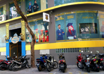 ނަން ކިލަނބުކުރިކަމަށް ބުނެ އެވިޑް ކޮލެޖުން އެމްކިއުއޭއާ ދެކޮޅަށް ގާނޫނީ ފިޔަވަޅު އަޅަނީ