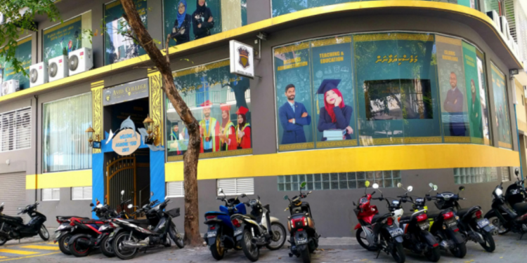 ނަން ކިލަނބުކުރިކަމަށް ބުނެ އެވިޑް ކޮލެޖުން އެމްކިއުއޭއާ ދެކޮޅަށް ގާނޫނީ ފިޔަވަޅު އަޅަނީ