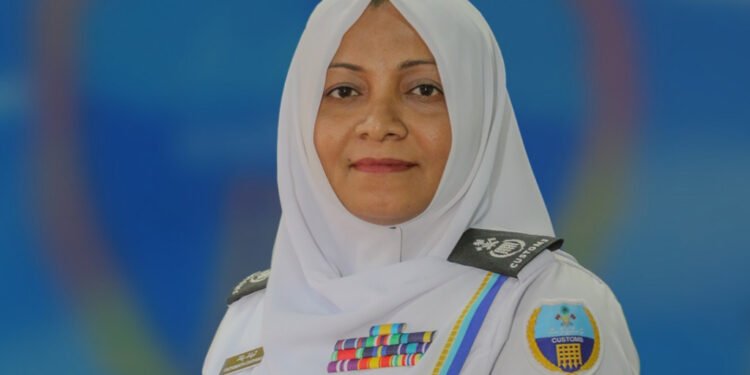 ޔުނީފޯމް އެޅި މުއައްސަސާތަކުގެ އަންހެން މުއައްޒަފުން މަސައްކަތް ކުރަނީ ގޮންޖެހުން ބޮޑު އެހެން ނަމަވެސް ޒިންމާދަރު ކަމާއެކީ – ކޮމިޝަނަރ ޖެނަރަލް އޮފް ކަސްޓަމްސް