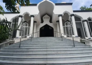 މިފަހަރު ވިޔަފާރިވެރިންގެ މިސްކިތުން ވަގަށް ނަގާފައިވަނީ ބޮޑު ޑަސްބިނަކާއި 50 ފޫޓަށް ވުރެ ދިގު ފެންޖަހާ ހޮޅިއެއް
