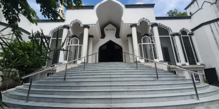 މިފަހަރު ވިޔަފާރިވެރިންގެ މިސްކިތުން ވަގަށް ނަގާފައިވަނީ ބޮޑު ޑަސްބިނަކާއި 50 ފޫޓަށް ވުރެ ދިގު ފެންޖަހާ ހޮޅިއެއް